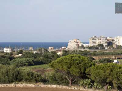 Dall�alto della sua terrazza possiamo per� ammirare l�ultimo tratto della lama, il mare e i palazzi di Fesca
